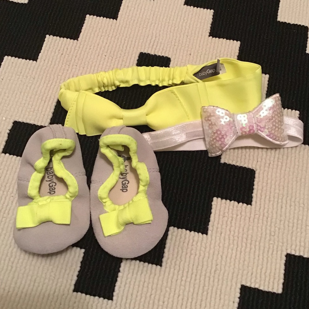 New Baby Gap Suede Shoes with matching bow